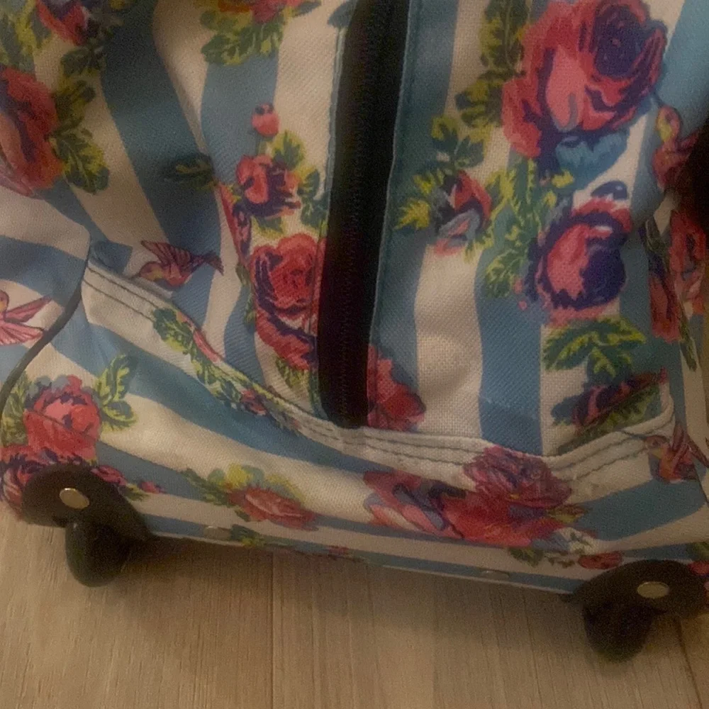 ๐ Airport luggage Betsey Johnson Weekender Roller Carry on Pink Floral Travel - Picture 4 of 9